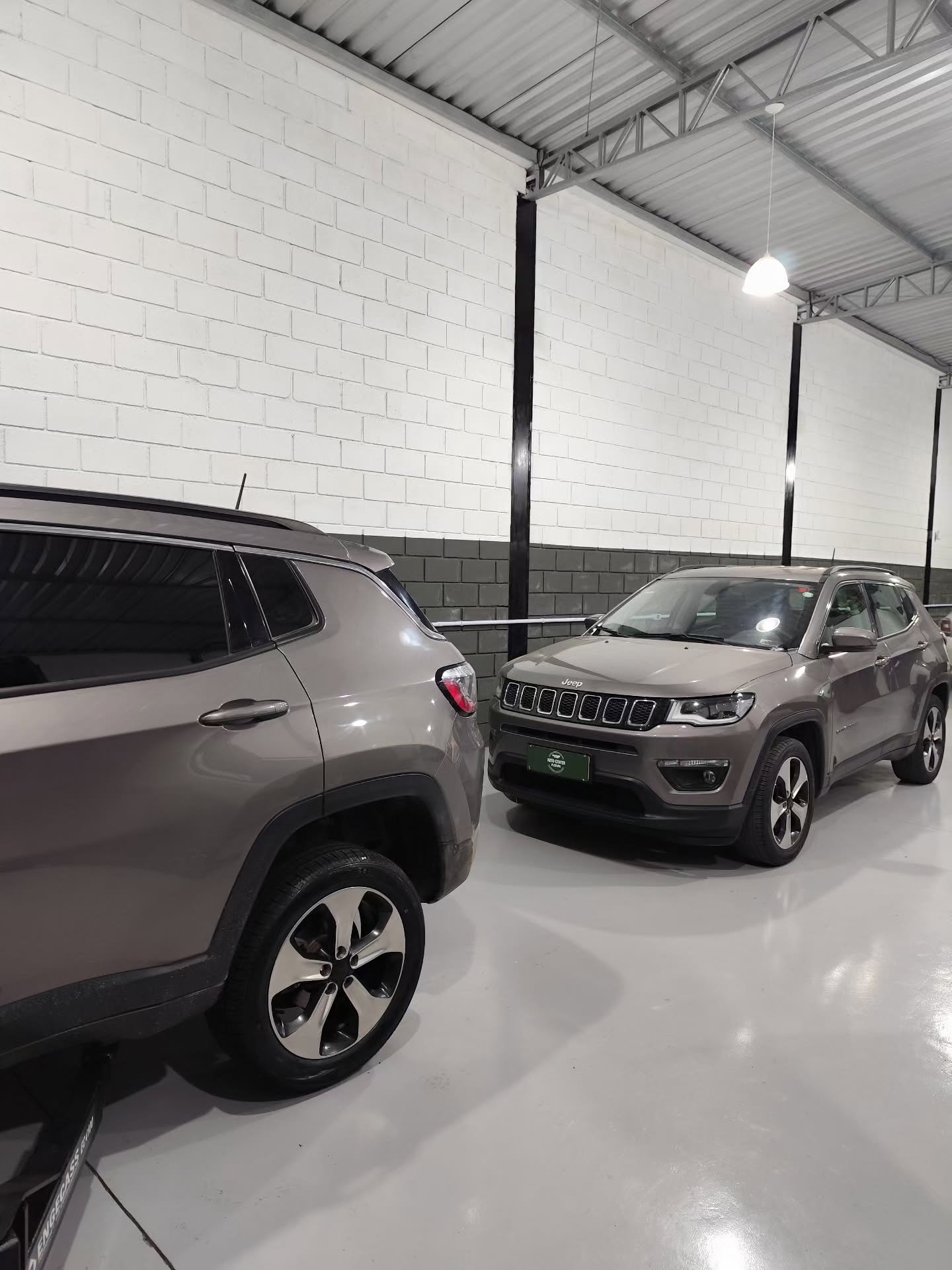 Dois Jeep Compass na oficina especializada em Floripa