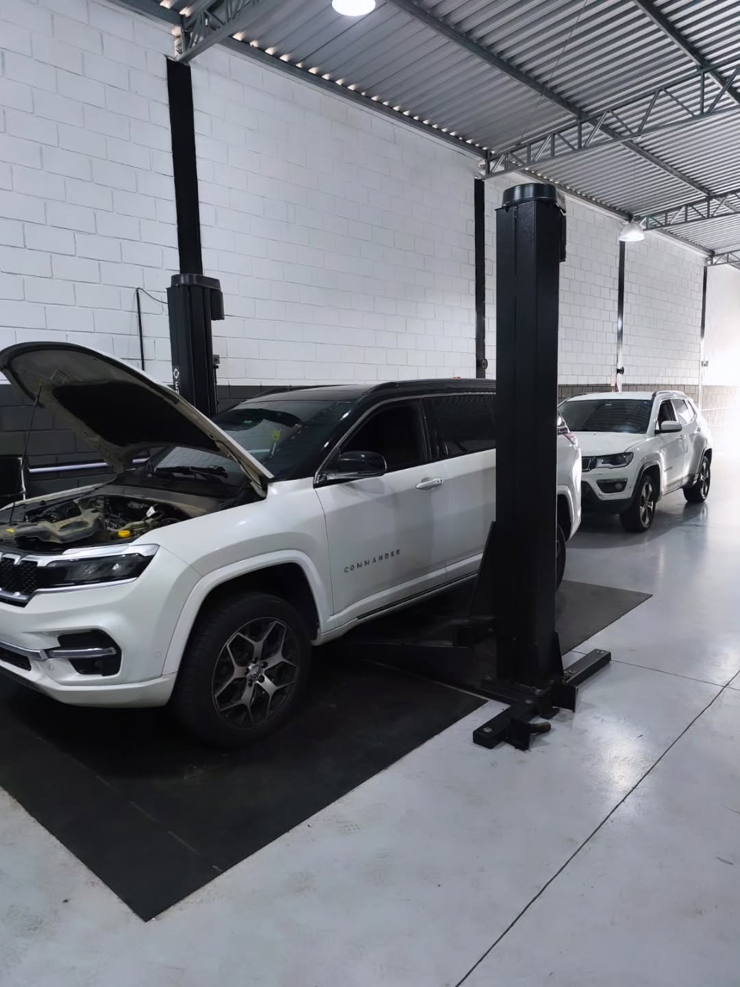 Jeep Commander em revisão na rampa da oficina em Floripa